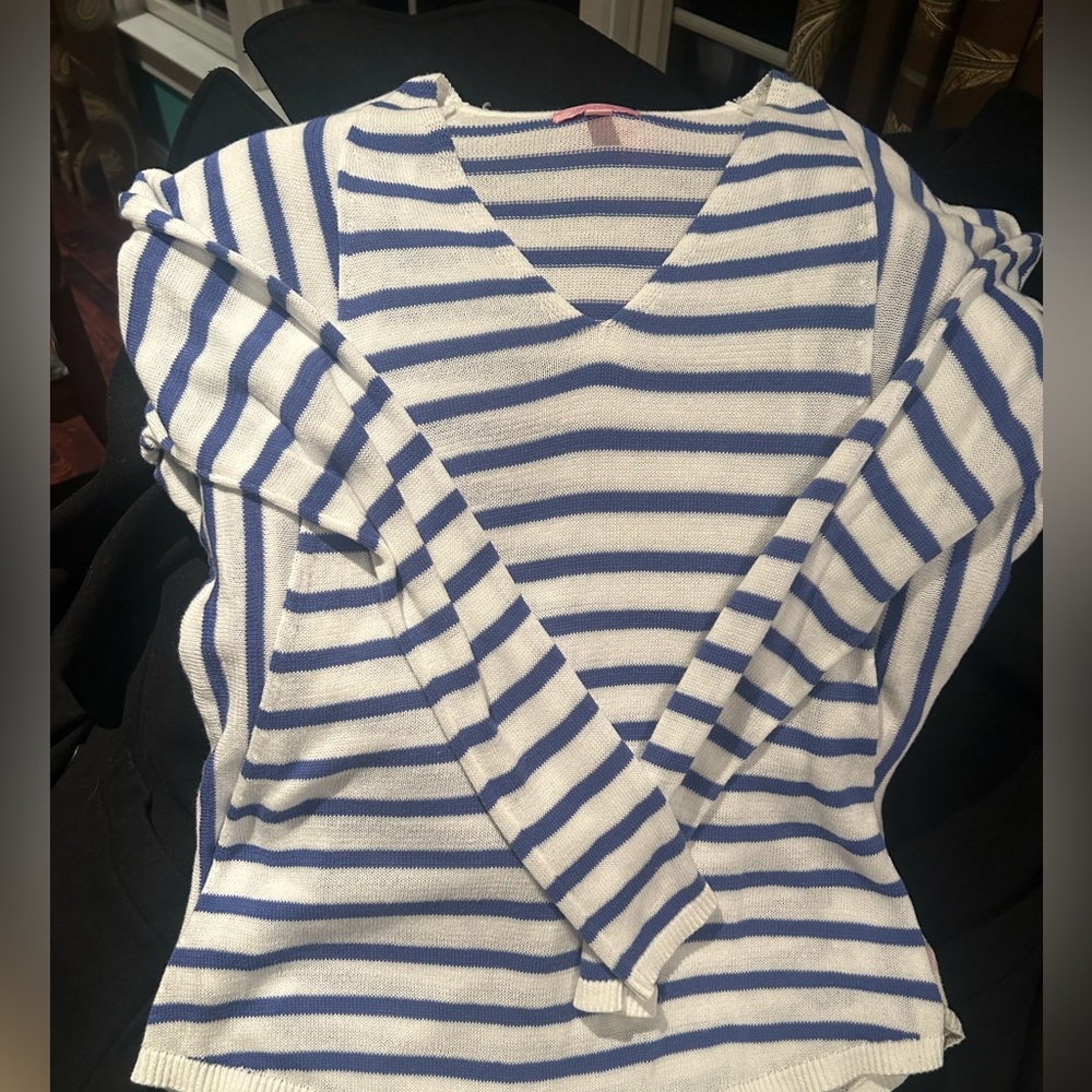 EUC Lilly Pulitzer v-neck light weight sweater; size Medium